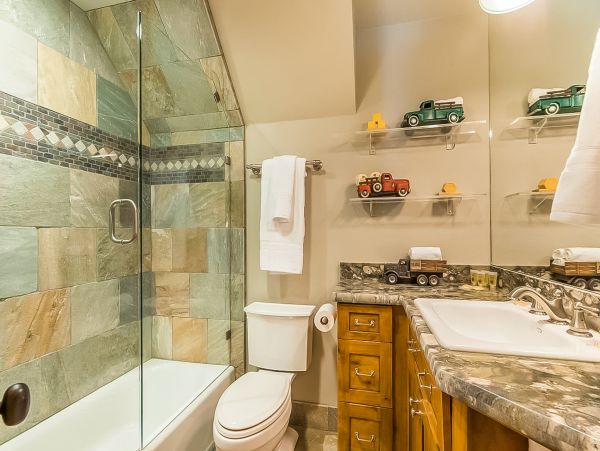 South Lake Tahoe 3 Bedroom Home with Loft Sleeps 10