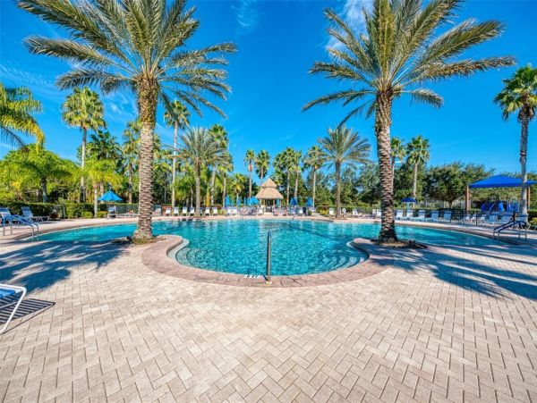 Venice 3 Bedroom Home with Communal Pool & Gym