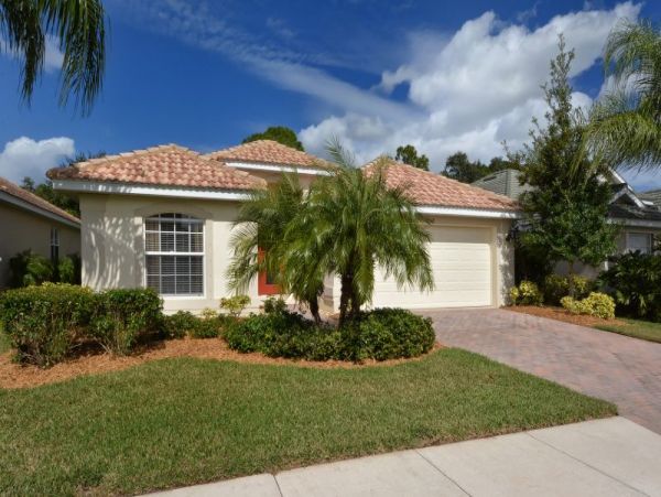 Venice 3 Bedroom Home with Communal Pool & Gym