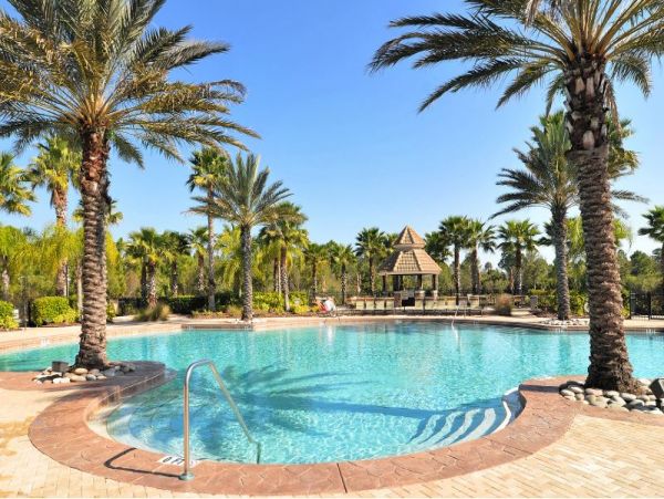 Venice 3 Bedroom Home with Communal Pool & Gym