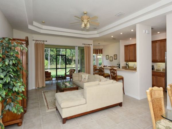Venice 3 Bedroom Home with Communal Pool & Gym
