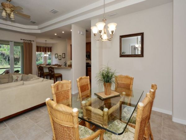 Venice 3 Bedroom Home with Communal Pool & Gym