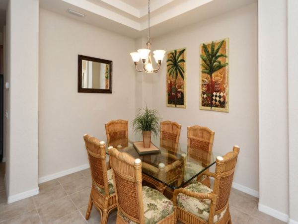 Venice 3 Bedroom Home with Communal Pool & Gym