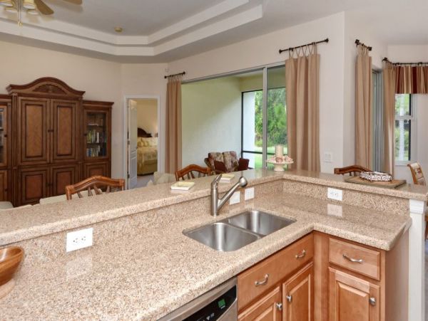 Venice 3 Bedroom Home with Communal Pool & Gym