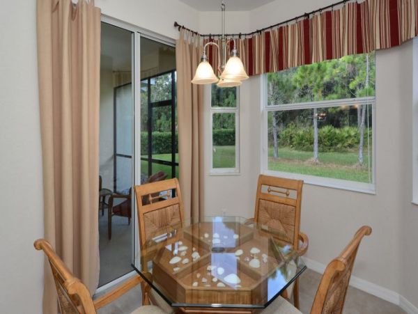 Venice 3 Bedroom Home with Communal Pool & Gym