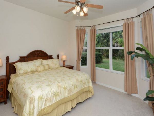 Venice 3 Bedroom Home with Communal Pool & Gym
