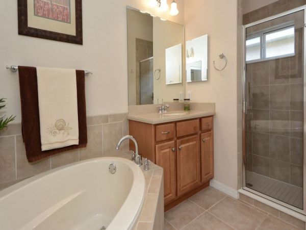 Venice 3 Bedroom Home with Communal Pool & Gym