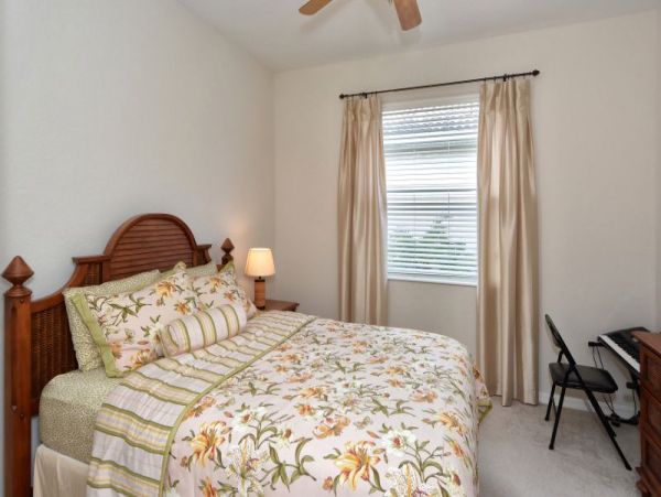 Venice 3 Bedroom Home with Communal Pool & Gym