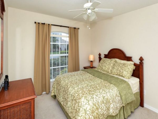 Venice 3 Bedroom Home with Communal Pool & Gym