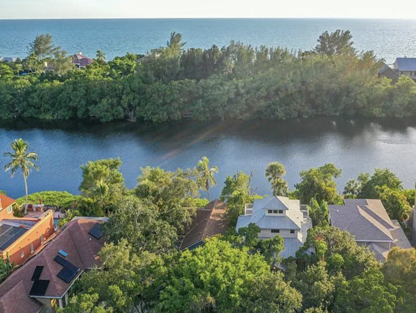 Lagoon Residence a mile from Turtle Beach