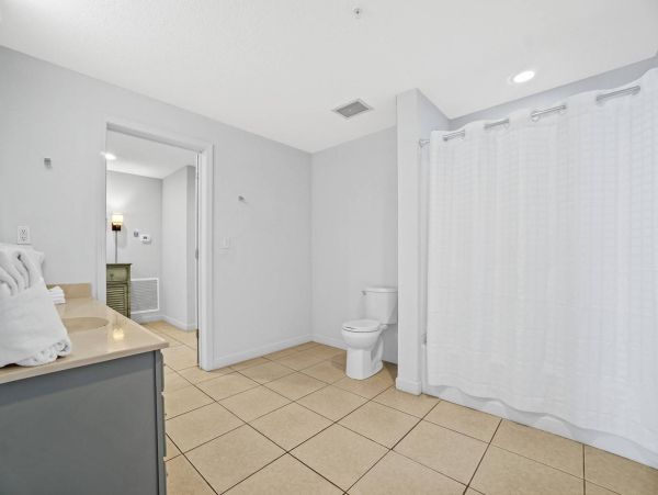 Stunning Three Bedrooms Condo With Amazing Ocean Views