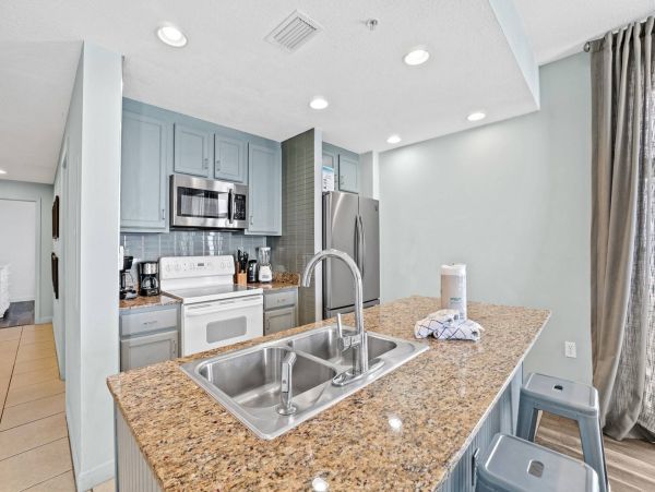 Stunning Three Bedrooms Condo With Amazing Ocean Views