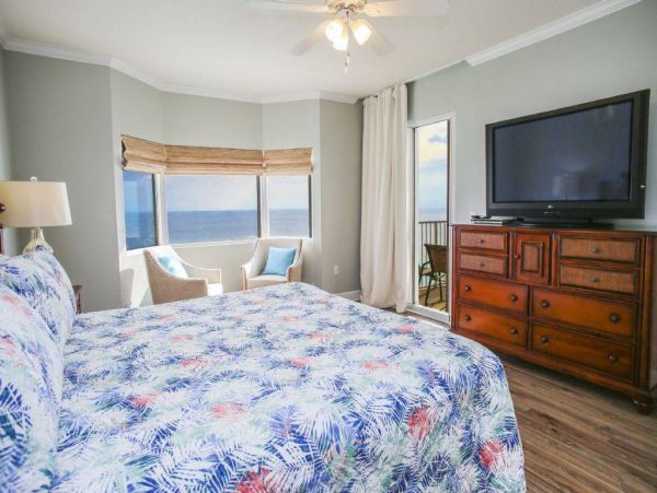 Oceanfront Condominium Sleeps 12