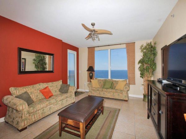 Oceanfront Condominium Sleeps 11