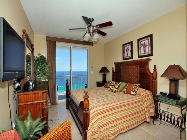 Oceanfront Condominium Sleeps 11
