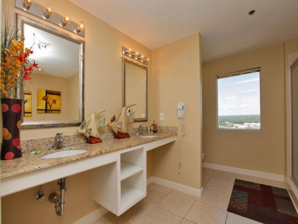 Oceanfront Condominium Sleeps 11