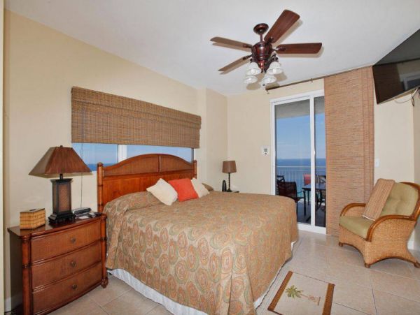 Oceanfront Condominium Sleeps 11