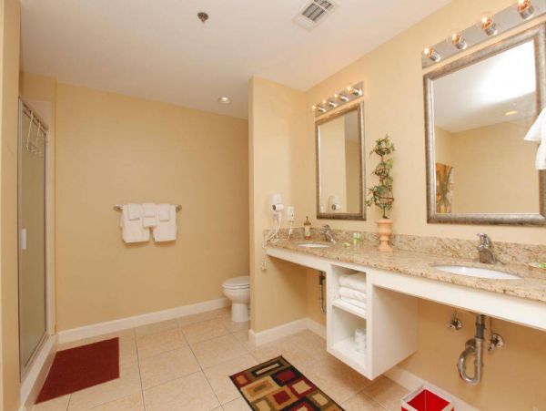 Oceanfront Condominium Sleeps 11