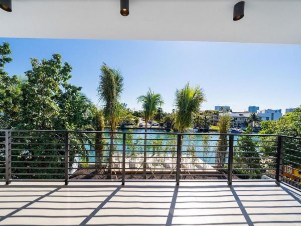 Four Bedrooms Luxury Vacation Home in Miami Beach