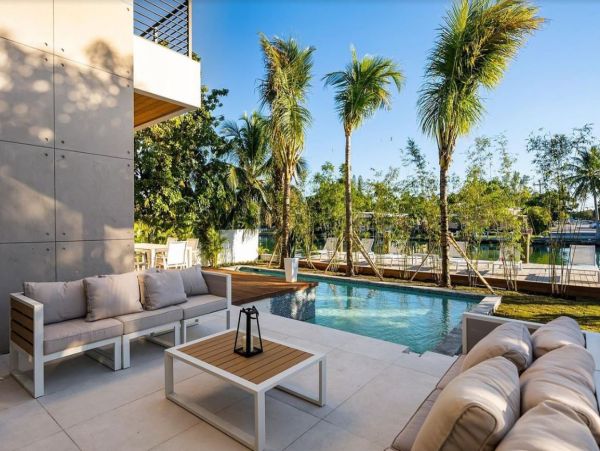 Four Bedrooms Luxury Vacation Home in Miami Beach