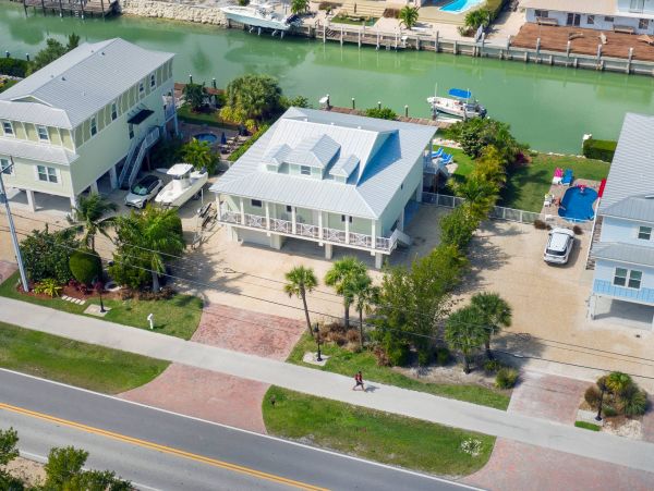 Beautiful 3 Bedroom Home on the Canal with Private Pool