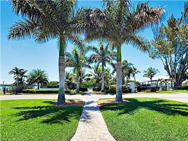 Bradenton Three Bedroom Vacation Home Sleeps 12 Guests