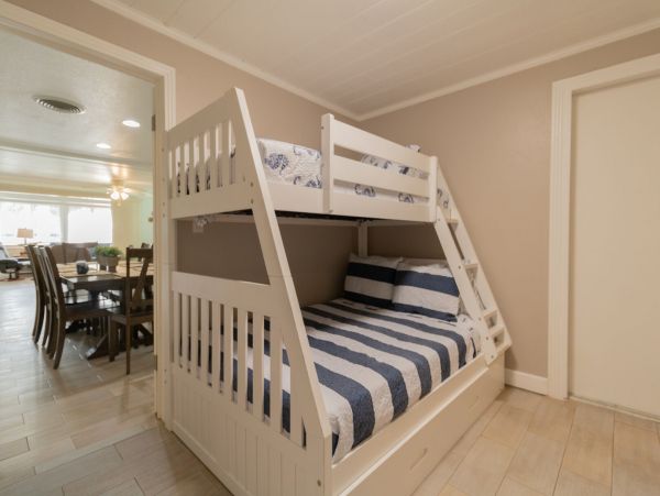 Bradenton Three Bedroom Vacation Home Sleeps 12 Guests