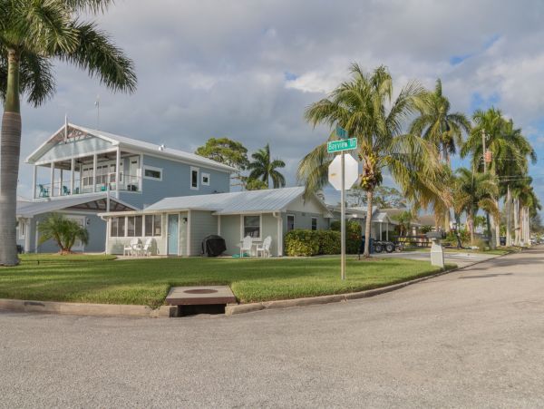 Bradenton Three Bedroom Vacation Home Sleeps 12 Guests