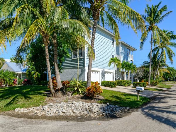 Gorgeous Newly Renovated Beach Condo