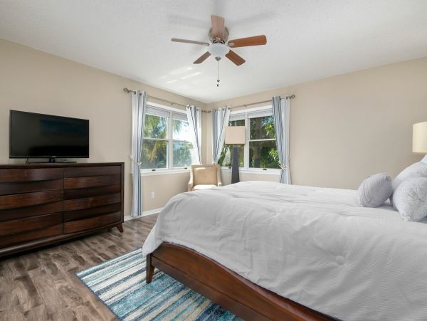 Gorgeous Newly Renovated Beach Condo