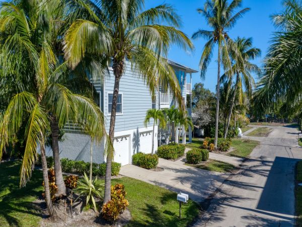 Gorgeous Newly Renovated Beach Condo