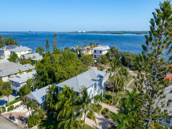 Gorgeous Newly Renovated Beach Condo