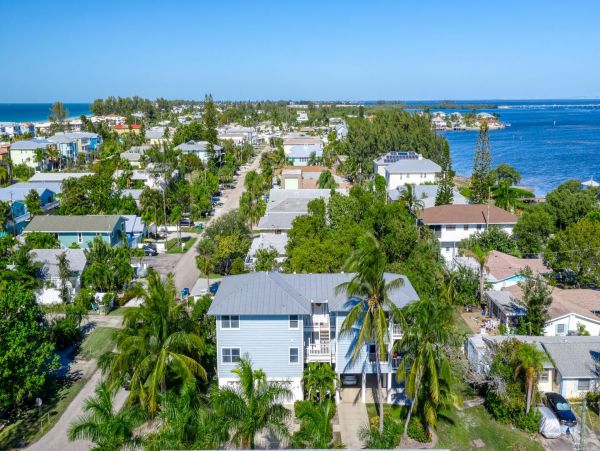 Gorgeous Newly Renovated Beach Condo
