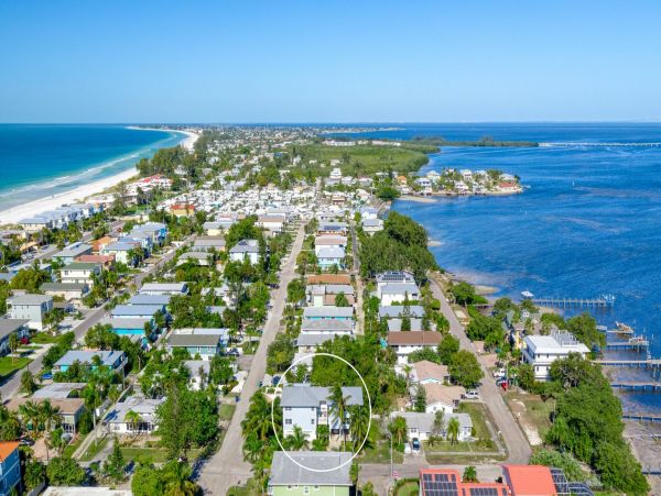 Gorgeous Newly Renovated Beach Condo