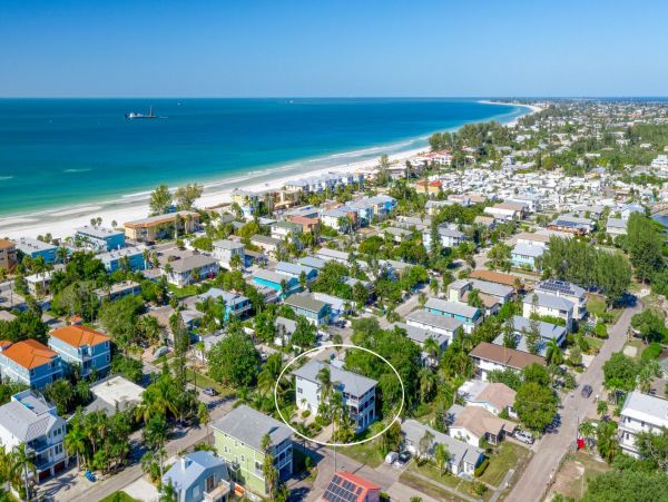 Gorgeous Newly Renovated Beach Condo