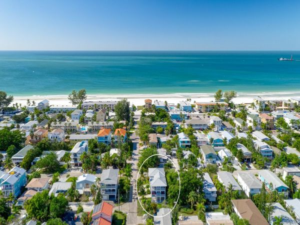 Gorgeous Newly Renovated Beach Condo