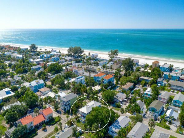 Gorgeous Newly Renovated Beach Condo