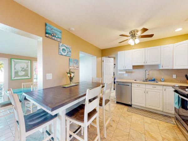 Charming Four Bedroom Home in Bradenton Sleeps 12
