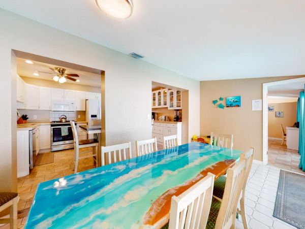 Charming Four Bedroom Home in Bradenton Sleeps 12