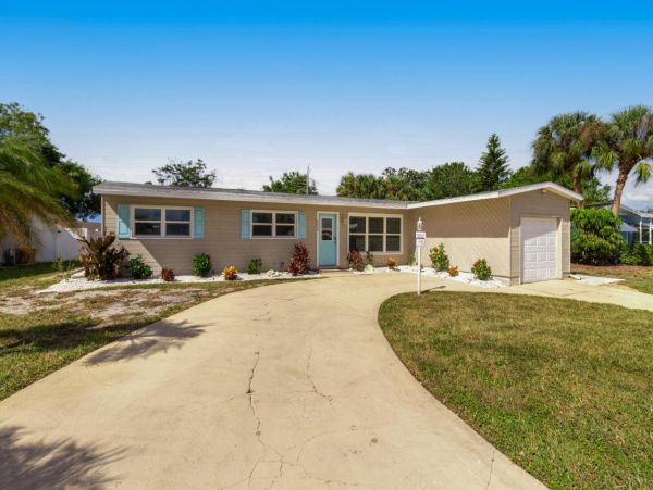 Charming Four Bedroom Home in Bradenton Sleeps 12