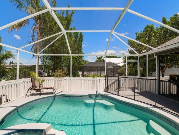Waterfront 4 Bedroom Vacation Home with Pool in Bradenton