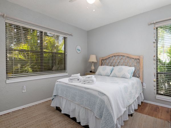 Waterfront 4 Bedroom Vacation Home with Pool in Bradenton