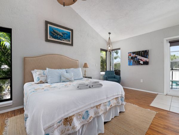 Waterfront 4 Bedroom Vacation Home with Pool in Bradenton