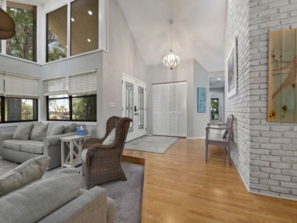 Waterfront 4 Bedroom Vacation Home with Pool in Bradenton