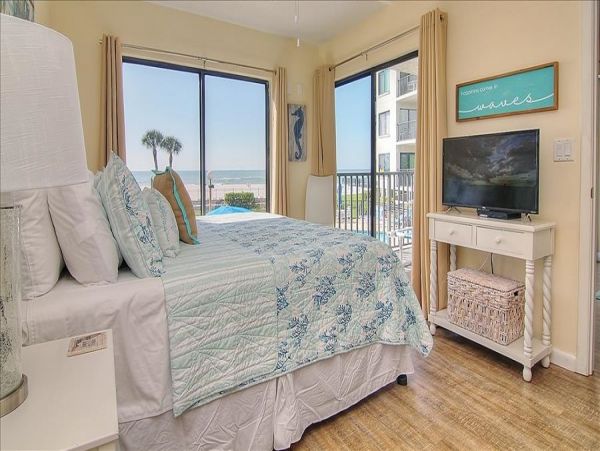 St. Petersburg Condo 982498