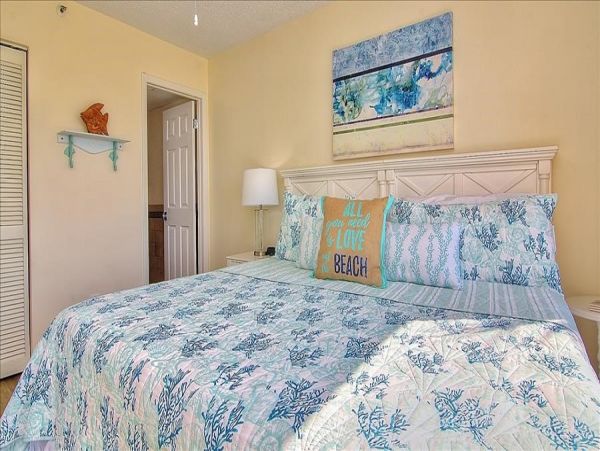 St. Petersburg Condo 982498
