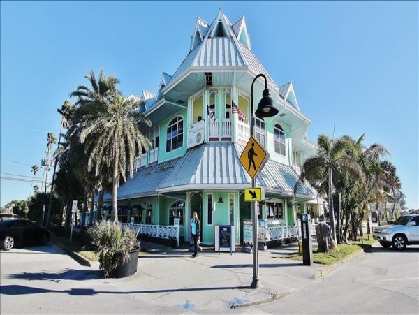 St. Petersburg Home 982499