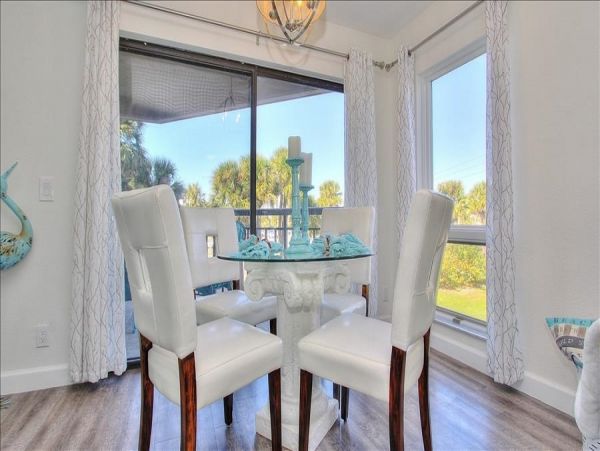 Bright & Cozy One Bedroom Getaway in St. Pete Beach