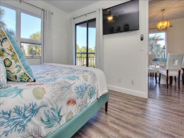 Bright & Cozy One Bedroom Getaway in St. Pete Beach