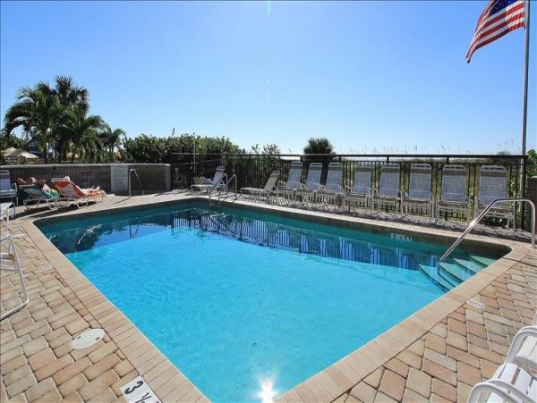 Bright & Cozy One Bedroom Getaway in St. Pete Beach